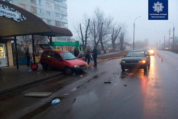 Через порушення ПДР у Черкасах зіткнулися дві автівки (ФОТО)