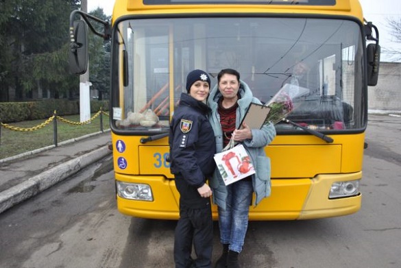 Двох працівниць тролейбусу, які заступилися за водія лімузина, нагородили (ФОТО)
