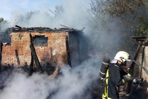Через дитячі пустощі на Черкащині сталася пожежа надвірної споруди