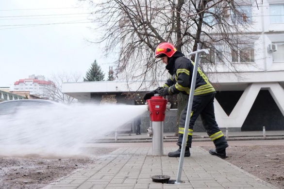 У Черкасах відкрили та продемонстрували роботу нових наземних пожежних гідрантів