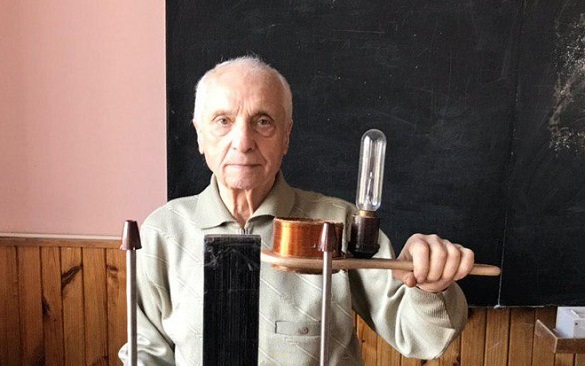 Черкаський фізик-конструктор створив 37 пристроїв для вивчення фізики (ВІДЕО)
