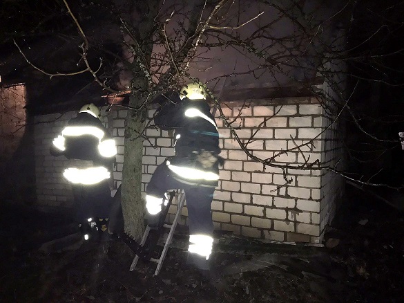 Через коротке замикання електромережі на Черкащині загорілася надвірна споруда (ФОТО)