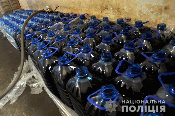У Черкасах на підпільному підприємстві поліцейські вилучили 7 тонн алкогольних напоїв (ВІДЕО)