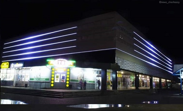 Оновлений фасад одного з торгових центрів у Черкасах засвітився вночі (ФОТО)