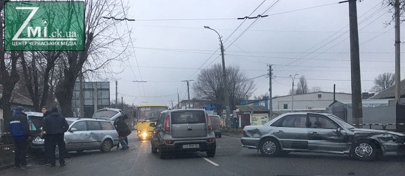 Постраждало двоє: на перехресті у Черкасах сталася ДТП (ФОТО)