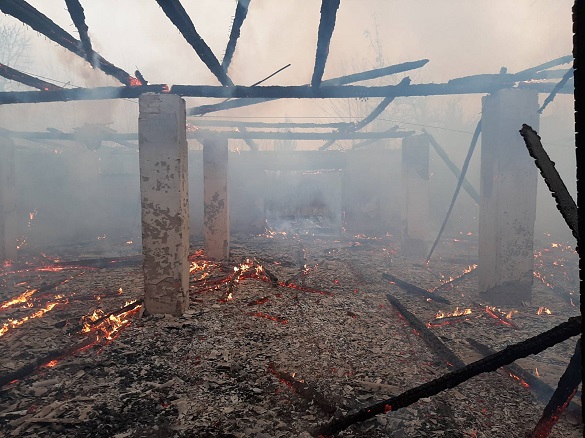 Занедбана будівля загорілася у Черкасах (ФОТО)