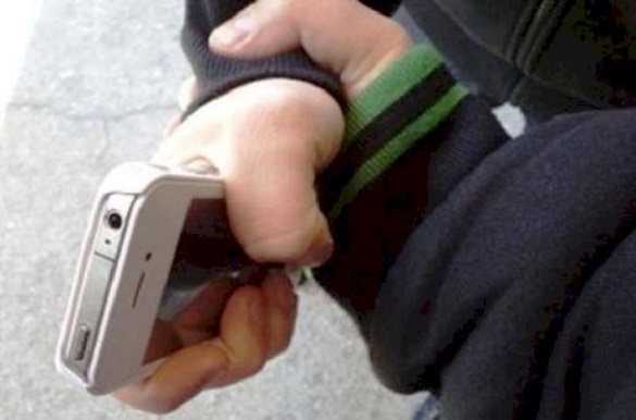 Двоє молодиків у Черкасах викрали у чоловіка телефон (ФОТО)