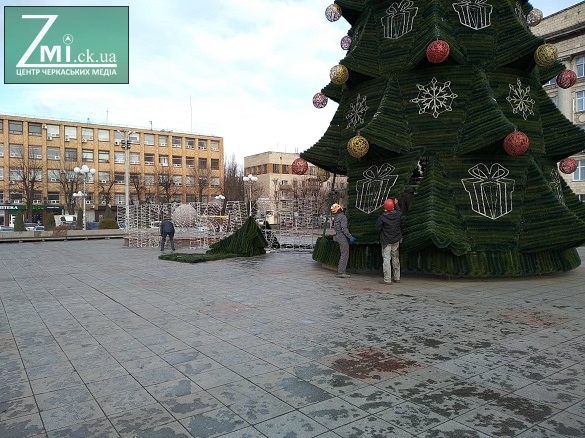 Головну новорічну красуню у Черкасах почали демонтувати (ФОТО)