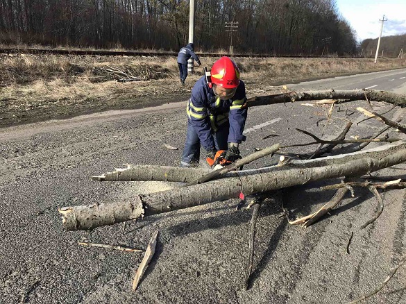 Рятувальники на Черкащині допомогли відновити автосполучення між двома селами (ФОТО)