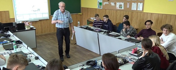 77-річний волонтер-іноземець викладає в одній із черкаських гімназій (ВІДЕО)