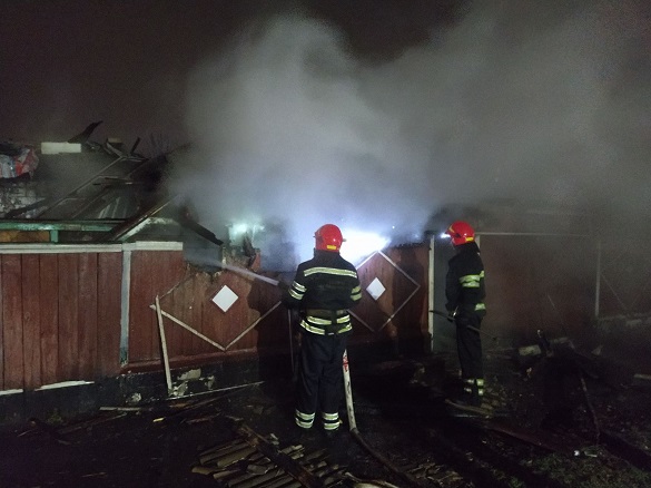 Через необережність з вогнем у Черкасах загорілася надвірна споруда (ФОТО)