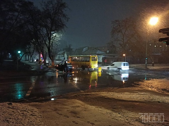 Автобус у Черкасах зіштовхнувся з легковиком (ФОТО)