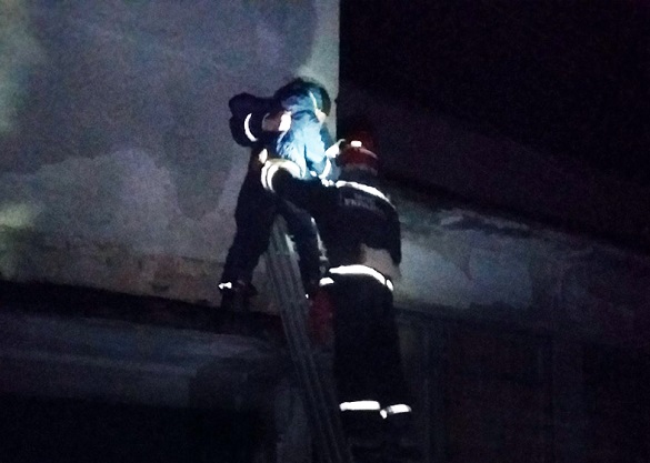 Рятувальники на Черкащині допомогли підлітку спуститися з покрівлі двоповерхівки (ФОТО)