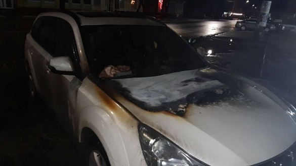 У Черкасах підпалили автівку, власник шукає свідків події (ФОТО, ВІДЕО)