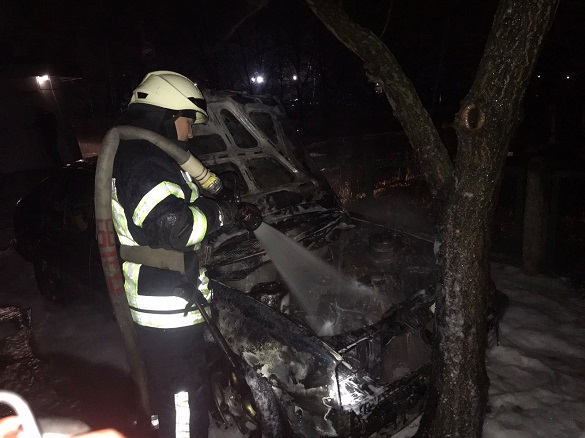 Вночі у Черкасах загорілася автівка (ФОТО)