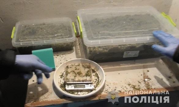 У своєму гаражі на Черкащині чоловік зберігав близько трьох кілограмів наркотиків (ВІДЕО)
