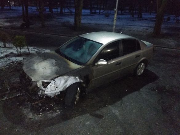Вночі у Черкасах під час стоянки спалахнув автомобіль (ФОТО)