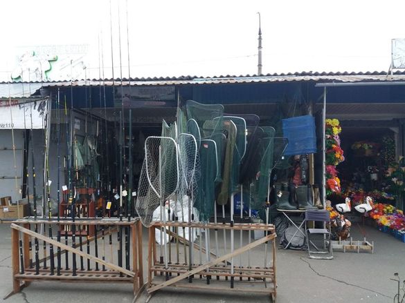 На черкаському ринку виявили продаж незаконних знарядь лову риби (ФОТО)