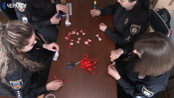 Черкаські поліцейські виготовили світловідбивальні валентинки (ФОТО)