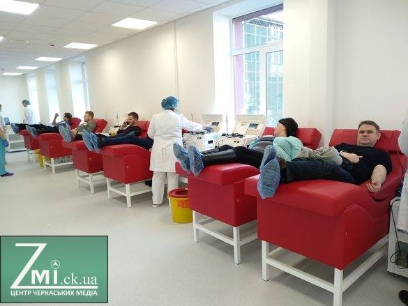 Стань донором. У Черкасах досвідчені донори під час доброчинної акції зібрали охочих вперше здати кров