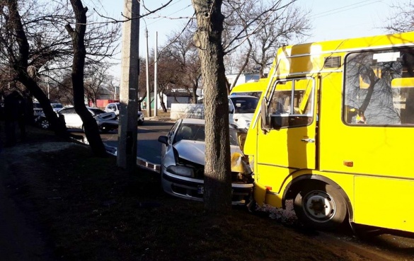 Четверо постраждалих: cтали відомі подробиці зіткнення двох автівок і маршрутки у Черкасах