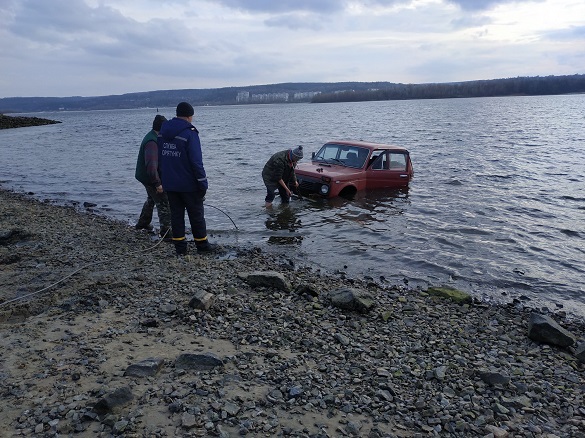 На Черкащині рятувальники витягли автомобіль з річки (ФОТО)