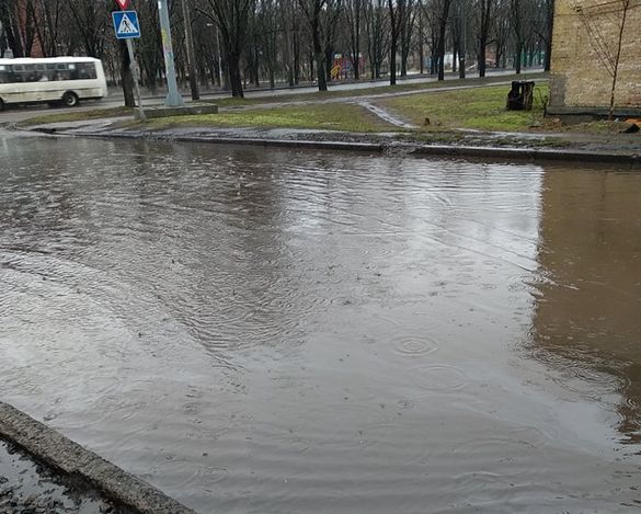 У Черкасах через реконструкцію вулиці на проїжджій частині утворилось озеро (ФОТО)