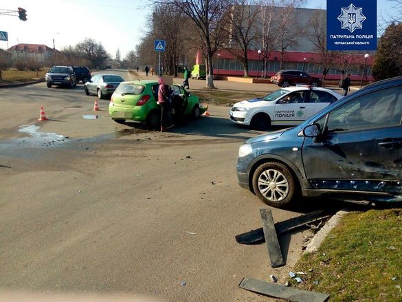 У Черкасах зіткнулись дві автівки: в машині на момент аварії була дитина (ФОТО)