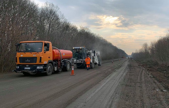 На Черкащині розпочався сезон ремонтних робіт доріг (ФОТО)