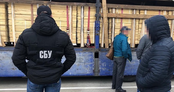 Вантажівка з партією контрабандної деревини з Черкащини намагалася перетнути митницю (ФОТО)