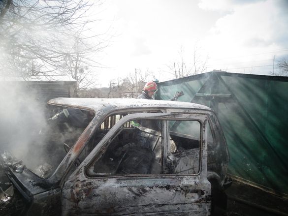 У дворі будинку на Черкащині згоріла машина (ФОТО)