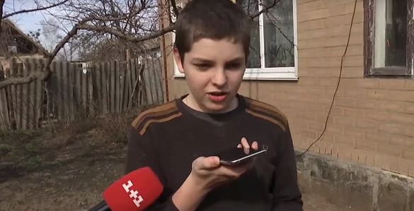 Пенсіонер передав мобільний телефон хлопчику, якого побили однолітки на Черкащині (ВІДЕО)