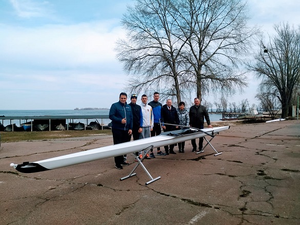 Черкаському веслувальнику придбали новий човен (ФОТО)
