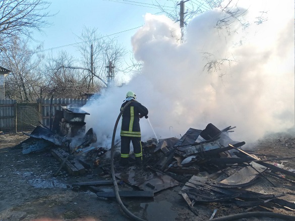 Надвірна споруда вщент згоріла на Черкащині (ФОТО)