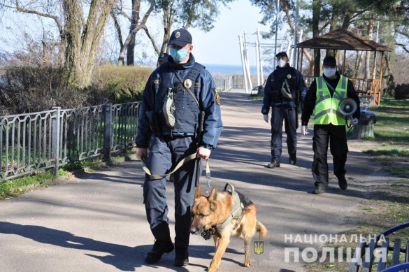 Нагадують про карантин: черкаські парки патрулюють поліцейські (ФОТО)