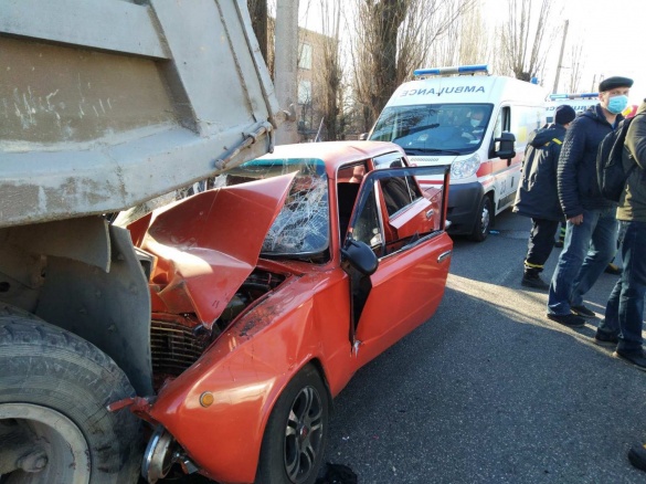 Рятували чотирьох постраждалих з понівеченого авто: у Черкасах сталася ДТП (ФОТО)