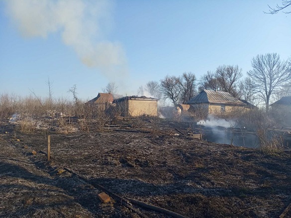 Пожежа сухої трави на Черкащині спалила дві надвірні споруди та дровник (ФОТО)