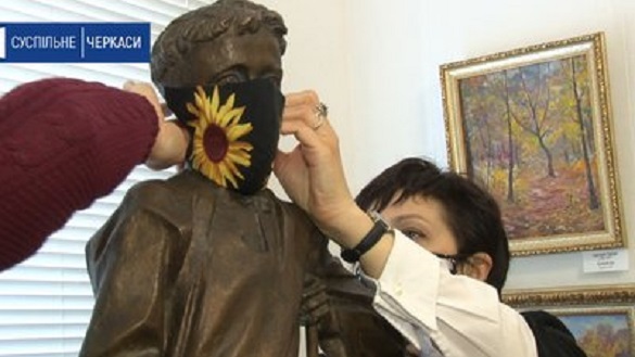 У Черкаському художньому музеї одягли скульптури в маски (ВІДЕО)