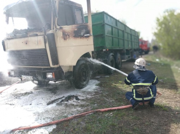 Під час руху загорілася: у Черкаській області спалахнула вантажівка (ВІДЕО)
