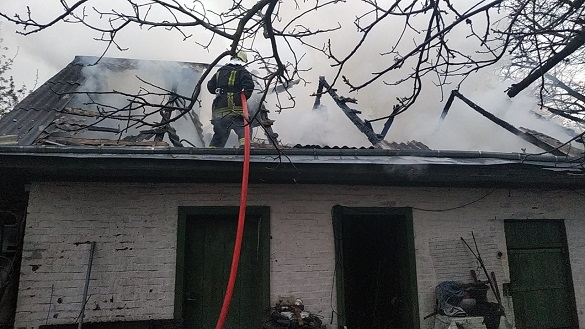 Надвірна споруда загорілася у селі на Черкащині (ФОТО)