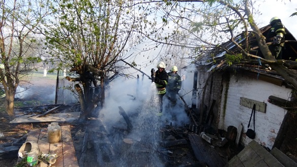 Через необережність з вогнем у черкащан сталася пожежа на подвір'ї (ВІДЕО)