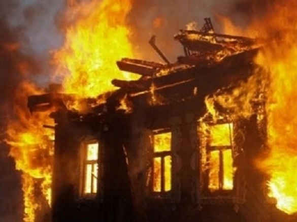 На Черкащині по сухотрав'ю пожежа поширилася на житловий будинок