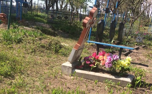 Невідомі на Черкащині понівечили могили на кладовищі (ФОТО)