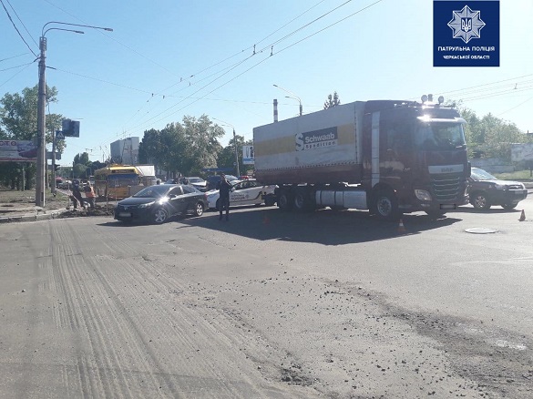 Вантажівка з легковиком зіштовхнулася у Черкасах (ФОТО)