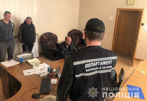 Чоловік на Черкащині намагався дати хабара начальнику відділення поліції (ФОТО)