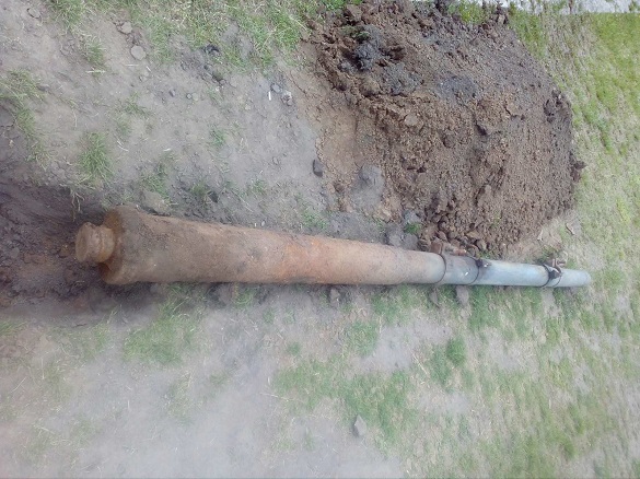 На Черкащині викопали снаряд, який використовували в господарстві замість опори для паркану (ФОТО)