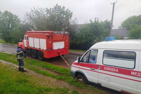 Машина застрягла на узбіччі: на Черкащині рятувальники допомогли 