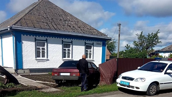 На Черкащині автівка з нетверезими дівчатами ледь не в’їхала у будинок (ФОТО)