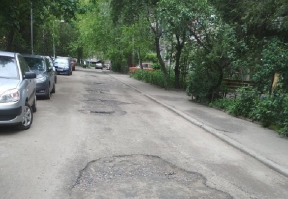 Черкасці просять відремонтувати дорогу біля одного з будинків по вулиці Сумгаїтській (ФОТО)