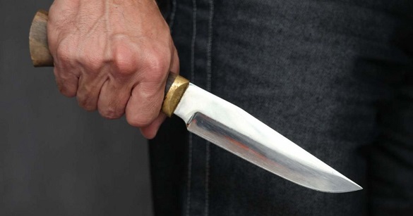 В Черкасах поліцейські затримали чоловіка, який безпідставно поранив ножем містянина (ВІДЕО)